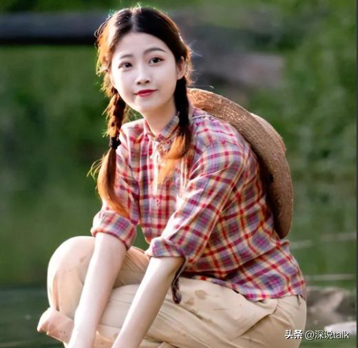 1972年，21岁的知青李文忠，救起一名11岁的落水女孩，当女孩醒来睁开眼睛看到