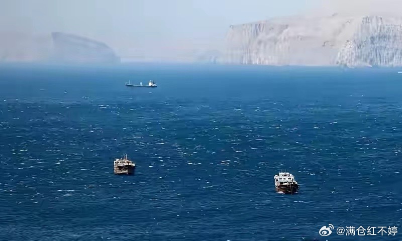 中东局势持续紧张，伊朗对霍尔木兹海峡释放有限放行信号，提出硬性条件：油轮通行必须