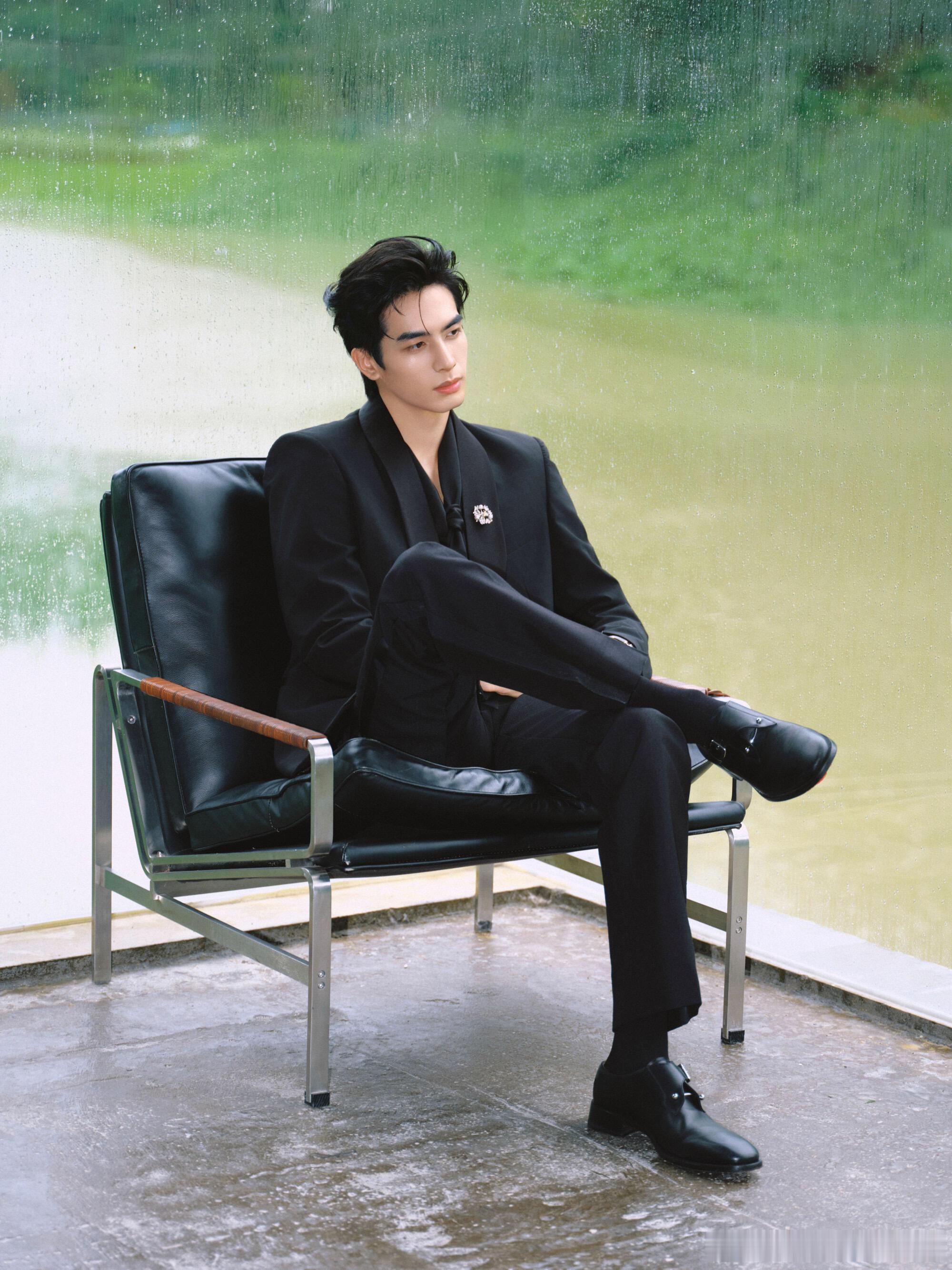 宋威龙亚洲内容大赏造型出图，好清爽的造型，这大长腿
