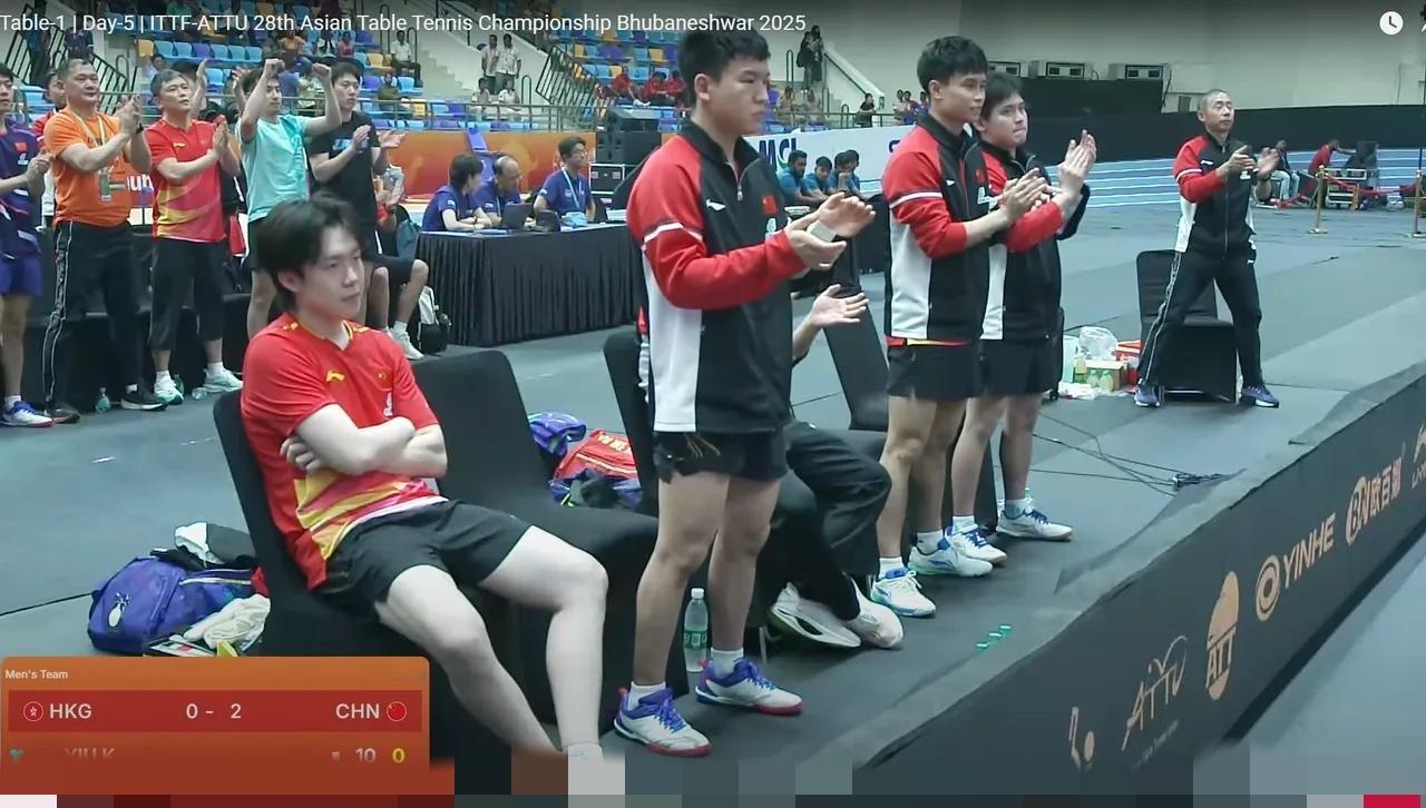 今晚和港队进行了一场友谊赛，

港队这边两个小伙子很认真，

王楚钦和梁靖崑两个