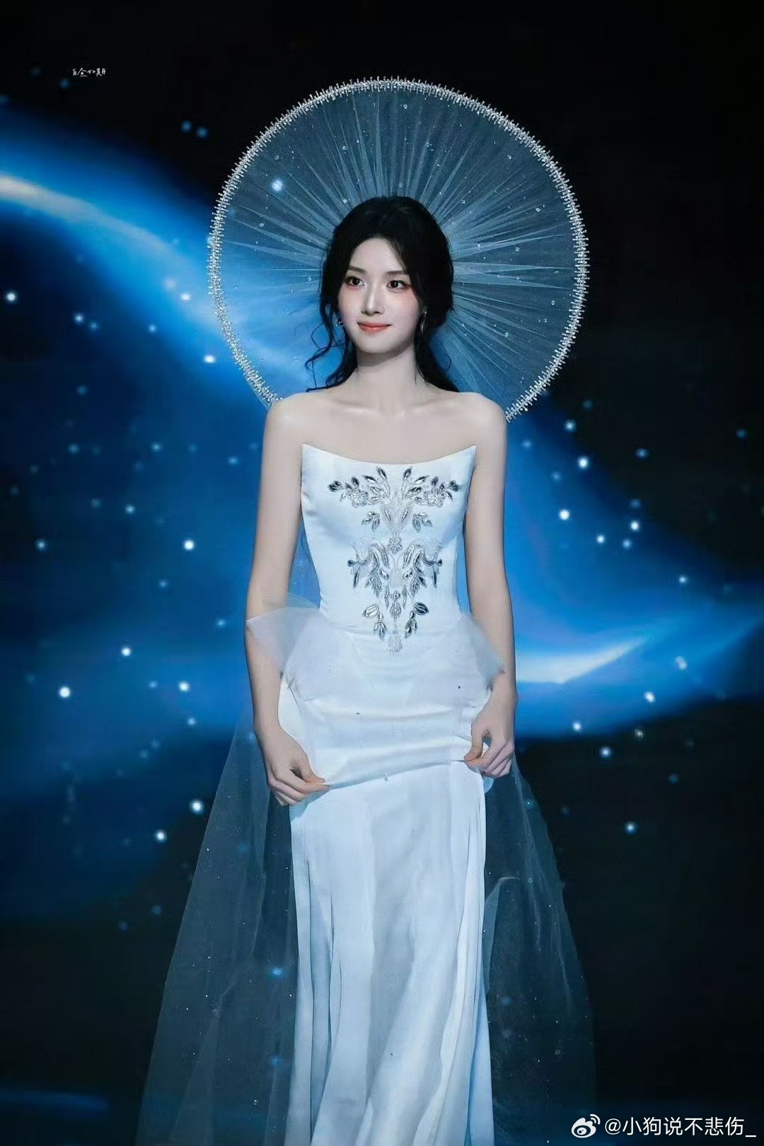 卢昱晓又美我一大跳谁懂啊！卢昱晓的生图比精修还能打！这肩颈线条、这清冷灵气，直接