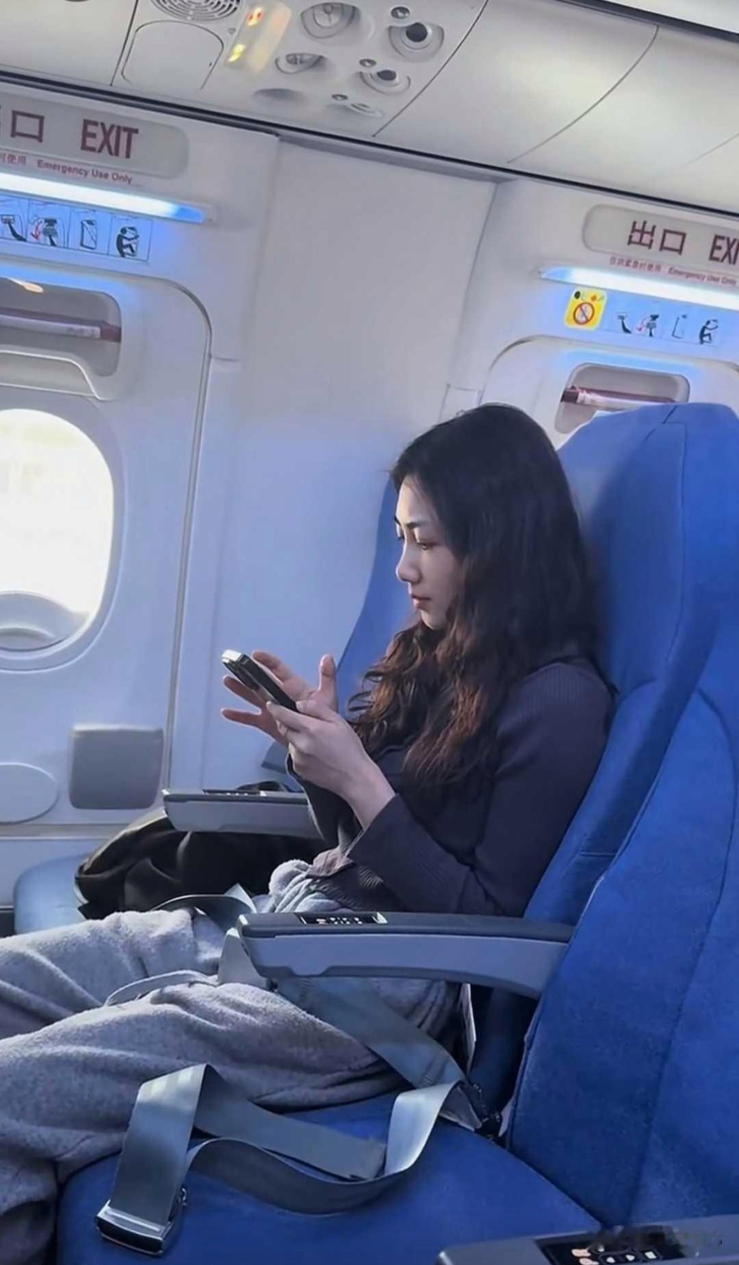 高铁上偶遇的小姐姐，这颜值身材也能打 90 分以上了！