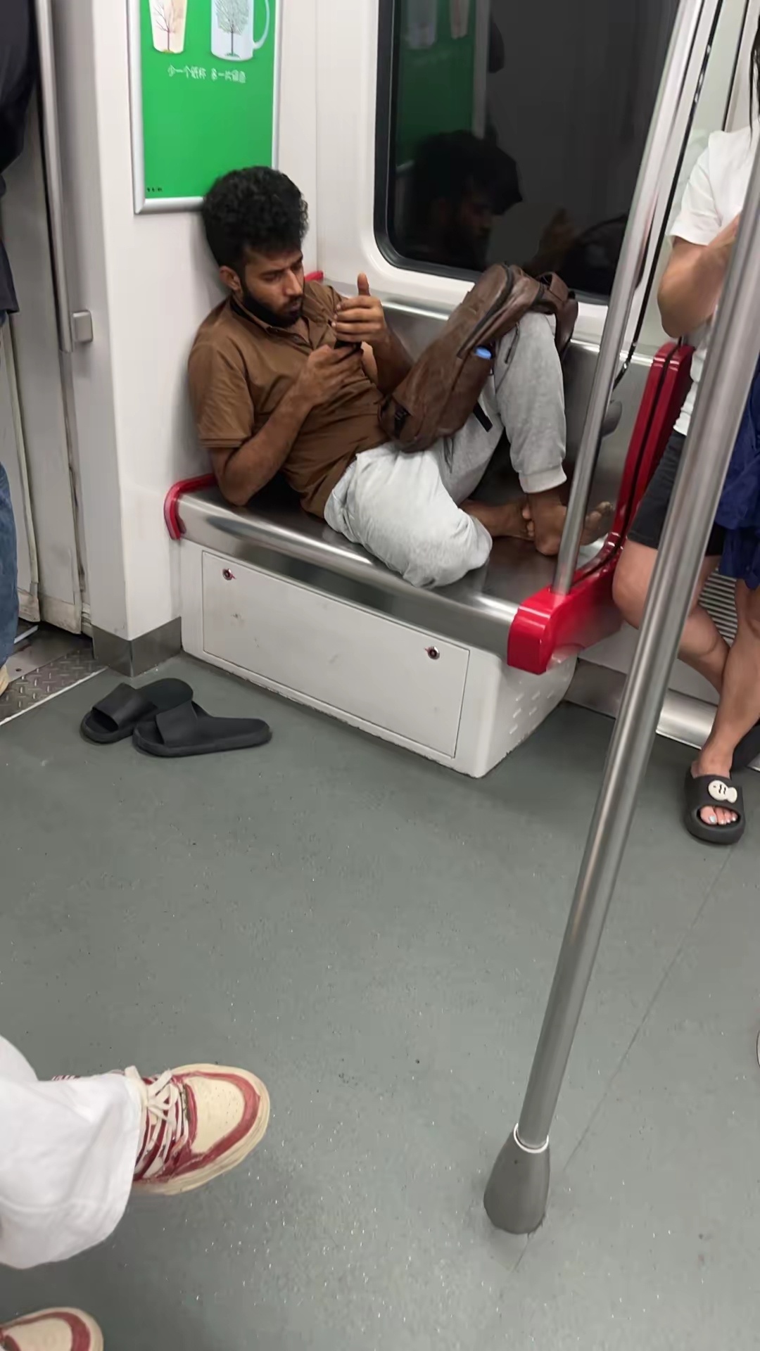 广州地铁看到一个外国人 