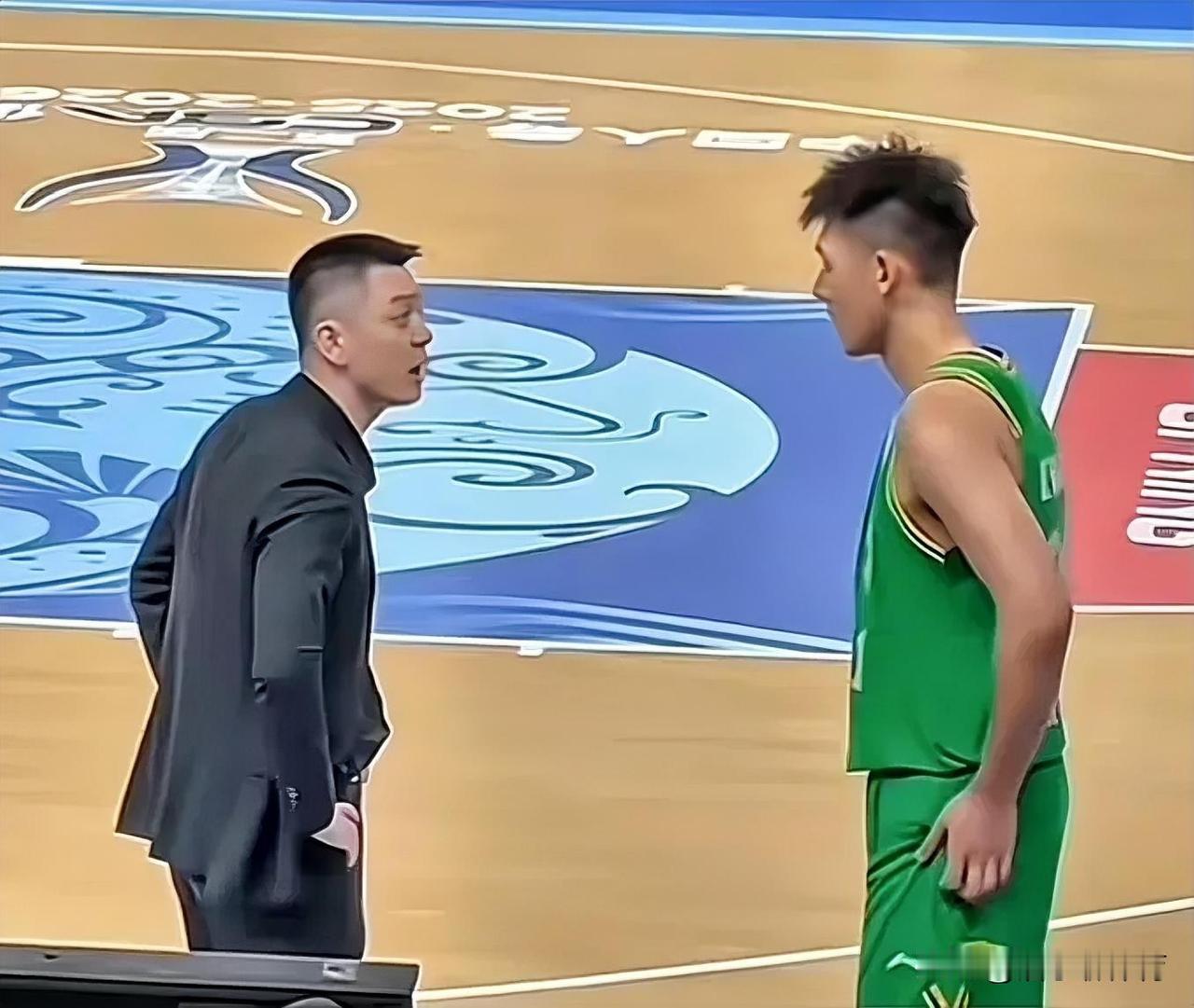 奉劝一句杨鸣，辽篮现在就张陈志峰这一个好苗子，可千万不要再给训“傻”了。
辽篮目