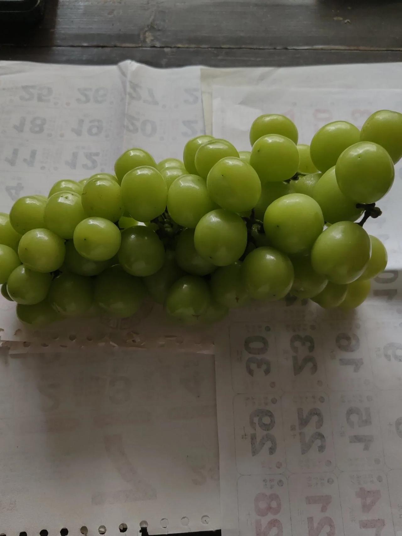 大家平时买水果是喜欢水果滩还是超市。我喜欢到超市买水果，超市里水果多，选择的余地