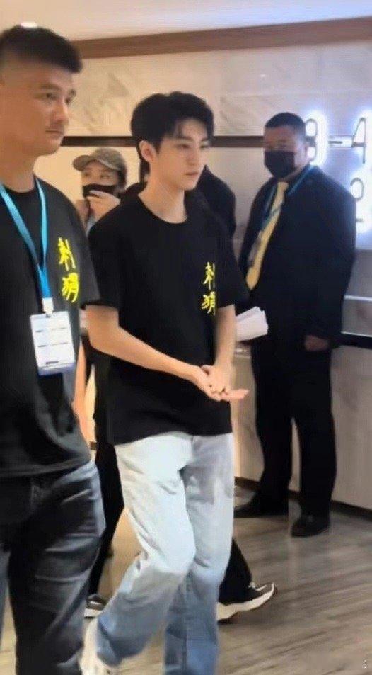 #王俊凯黑T生图#王俊凯《刺猬》首映礼生图，简单清爽的造型男友感十足，状态好好，