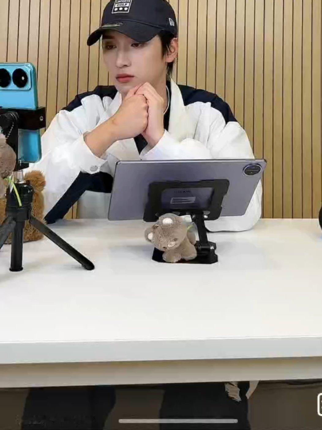 用脚打节拍好萌吧。 