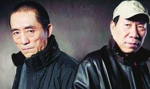 1997 年，张艺谋父亲临终前，在病床上告诫儿子小心一个人，还说：“你根本不是他