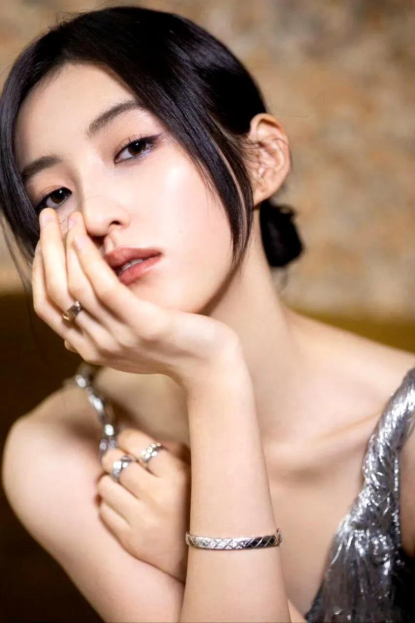 张子枫真的长大了！曾经那个可爱的小妹妹，如今颜值与气质双开挂。还记得《唐山大地震