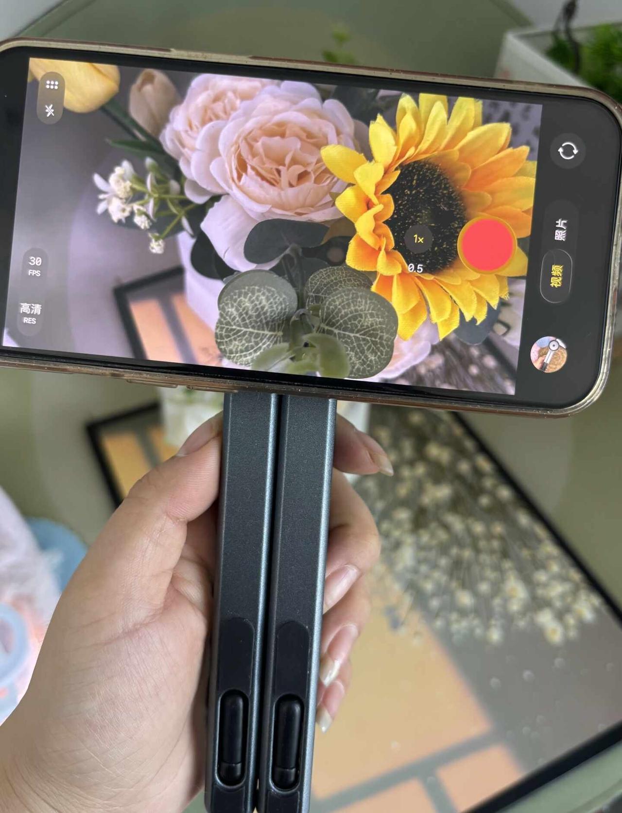 这手机支架居然还能当手持拍摄支架啊？？
打工人办公一物多用极简出行桌面好物支架手