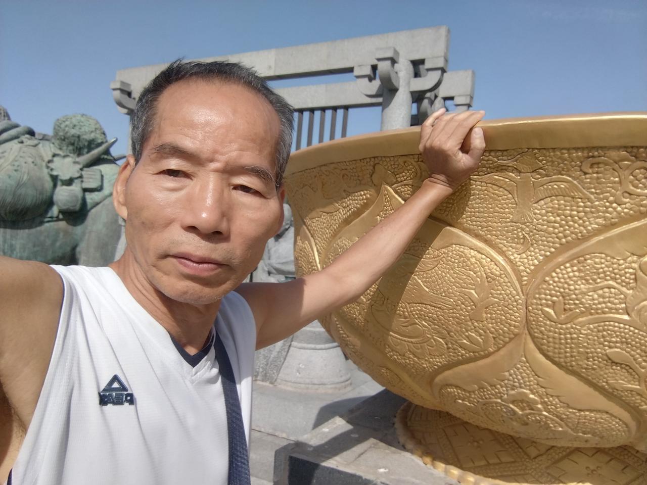 我陈治安把《诚信》二字当做就像是自己的生命一样精心爱护，我认为社会和谐，需要全社