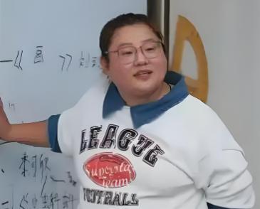 宓泽，出生于1991年，四川省凉山彝族自治州美姑县峨曲古乡合觉莫小学教学点支教教