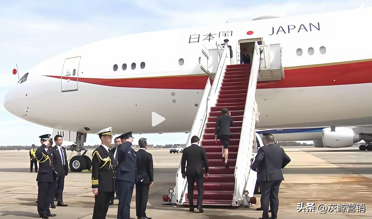 高市早苗的专机上写着大大的几个中国汉字“日本国”。我们是不是得收汉字的版权费呢？