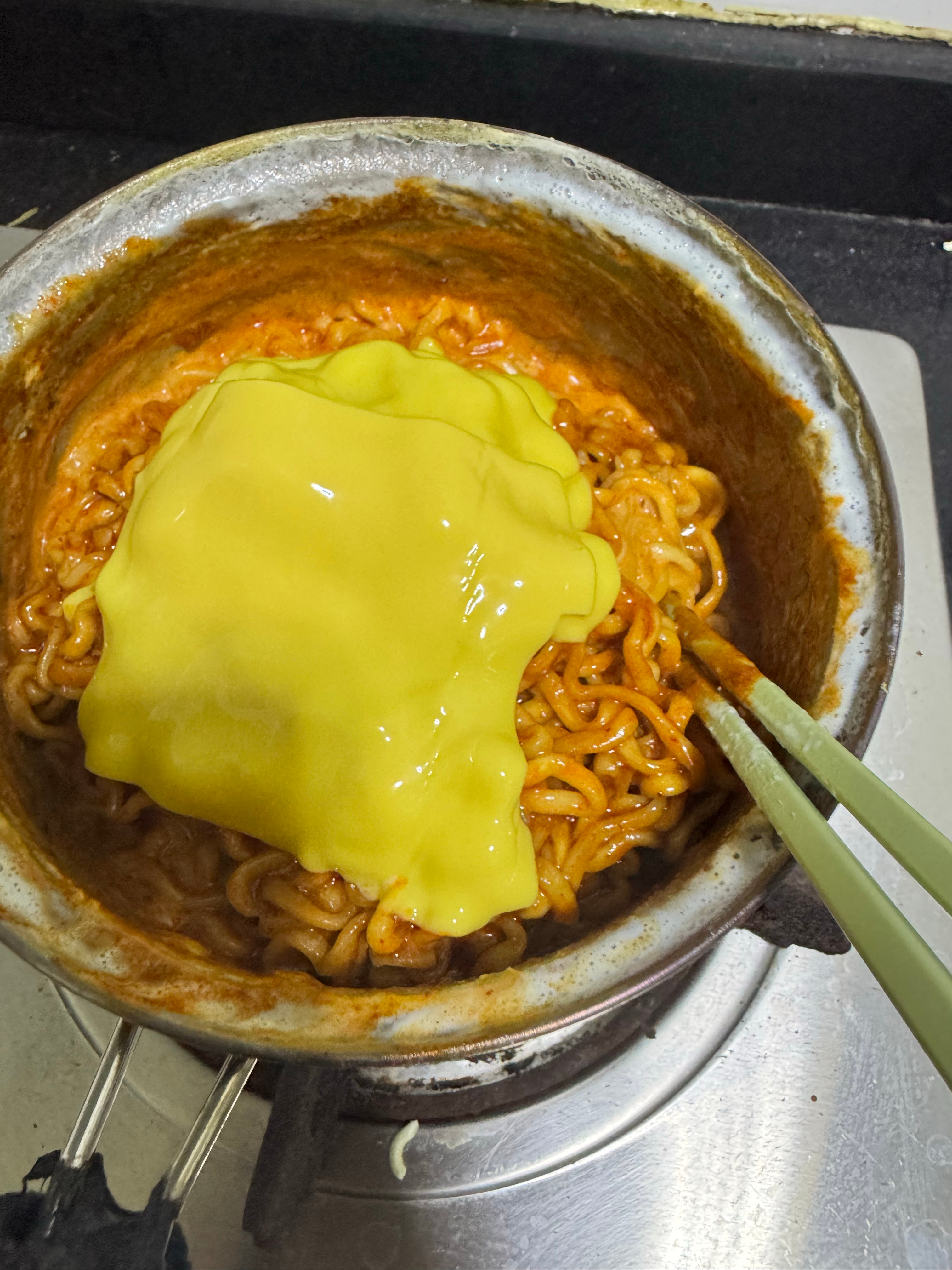 说起来你们吃过这个吗，就是鲜牛奶煮火鸡面+芝士片。因为热量太高了室友很久没吃过了