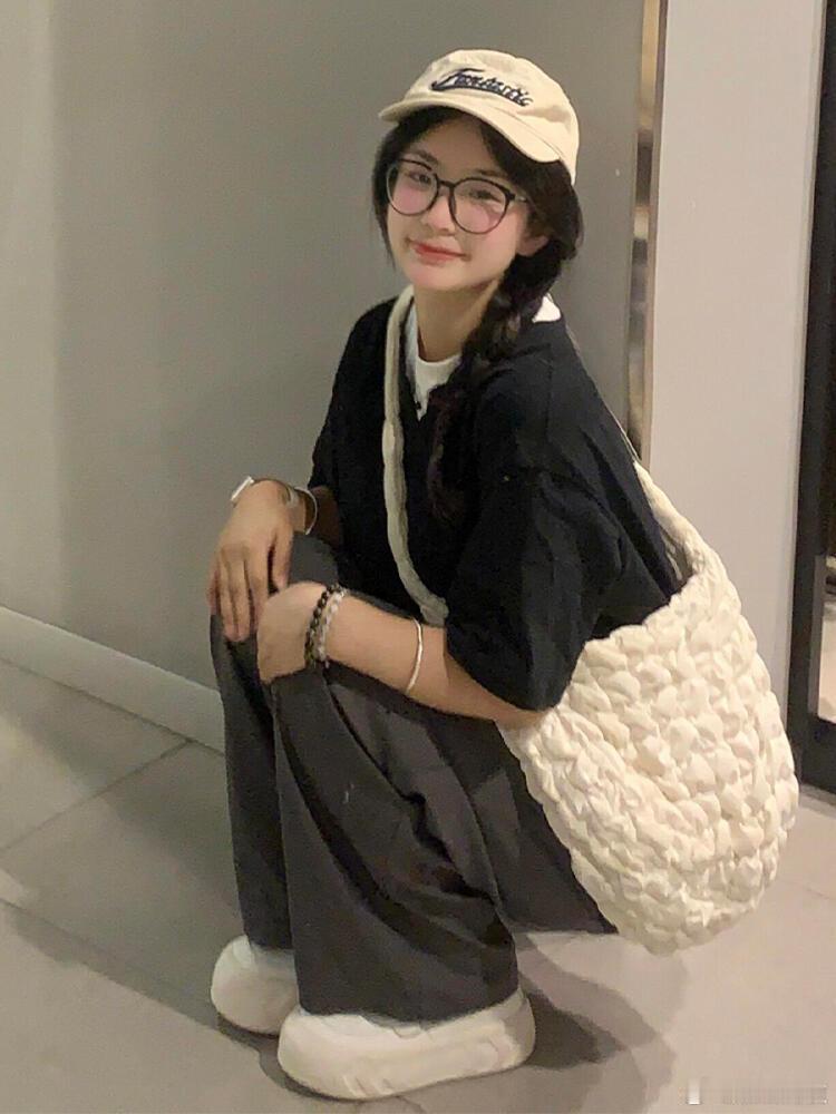 🖤慵懒风穿搭，解锁随性时尚感✨👧今天来分享一套超级舒适又充满时尚感的穿搭，让