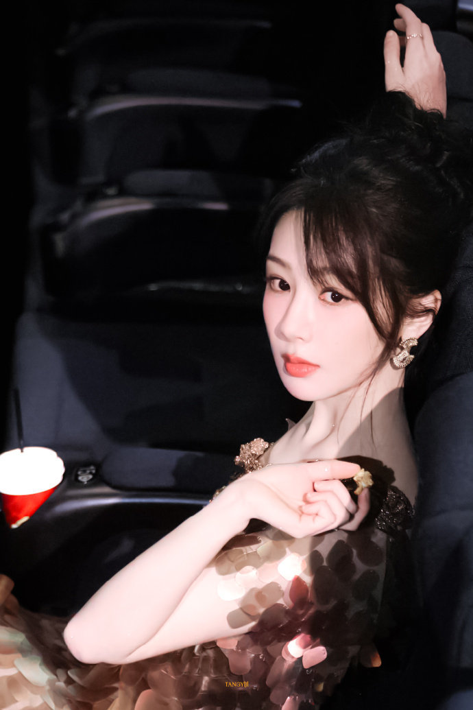 杨紫玉兰花开君再来 💜杨紫董竹君 “喜欢你是一场未完待续的电影  爱意是主角 