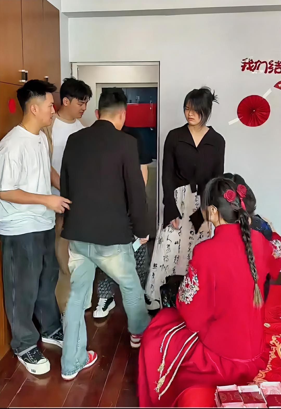 结婚当天，男朋友来家里接我，接了4次，可我妈说不给6.6万出门费就不让出门！就在