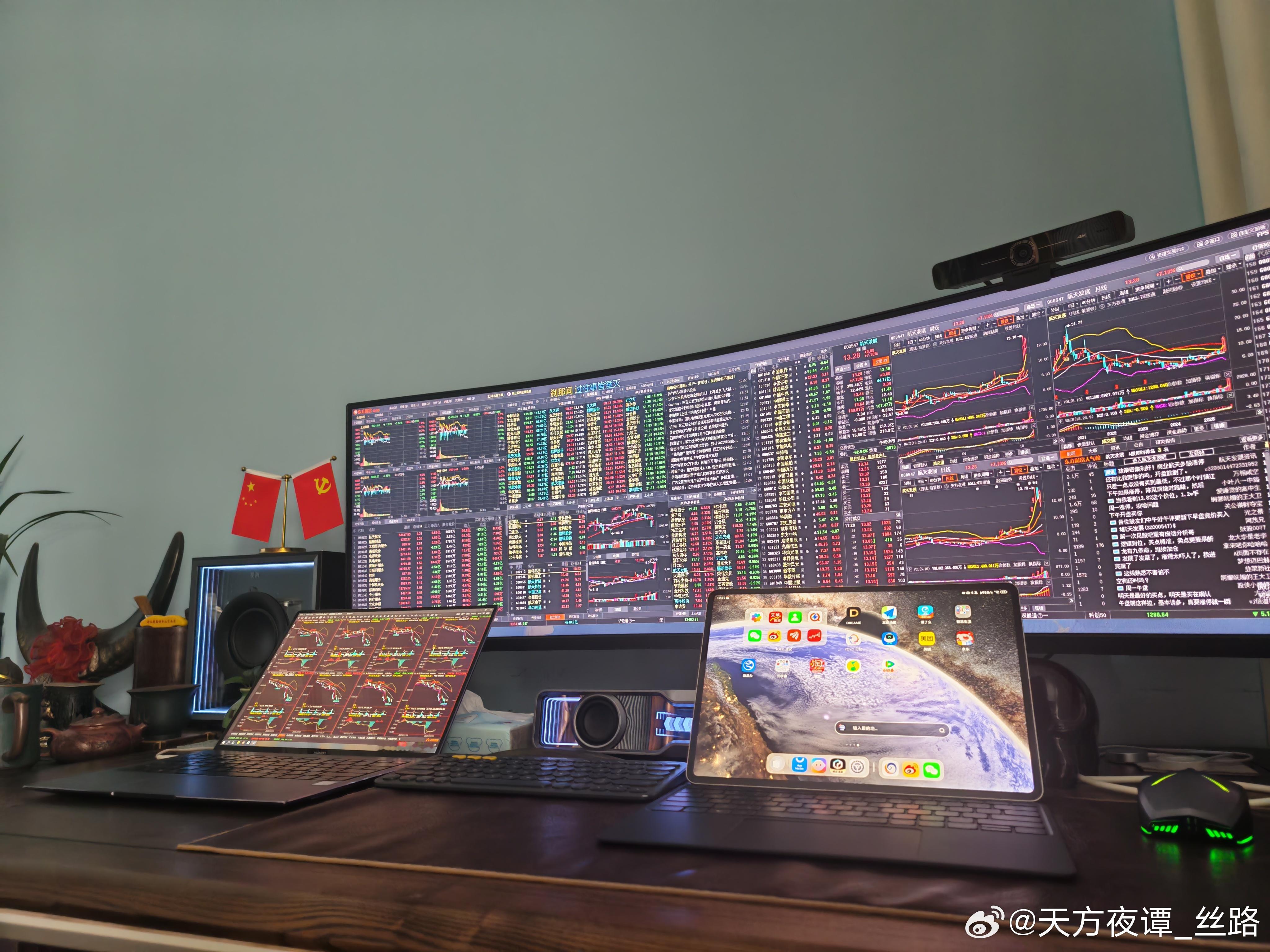 秋末冬临花正好，闲步山野意悠长；十年风雨酿花信，半盏心灯照春回…… 