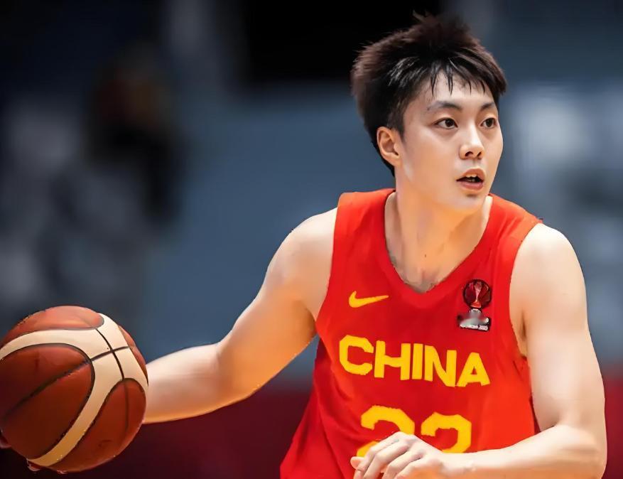 胡明轩打疯了！半场轰15分，杨健大赞：正如杜锋所言，超级高水平。
2025年亚洲