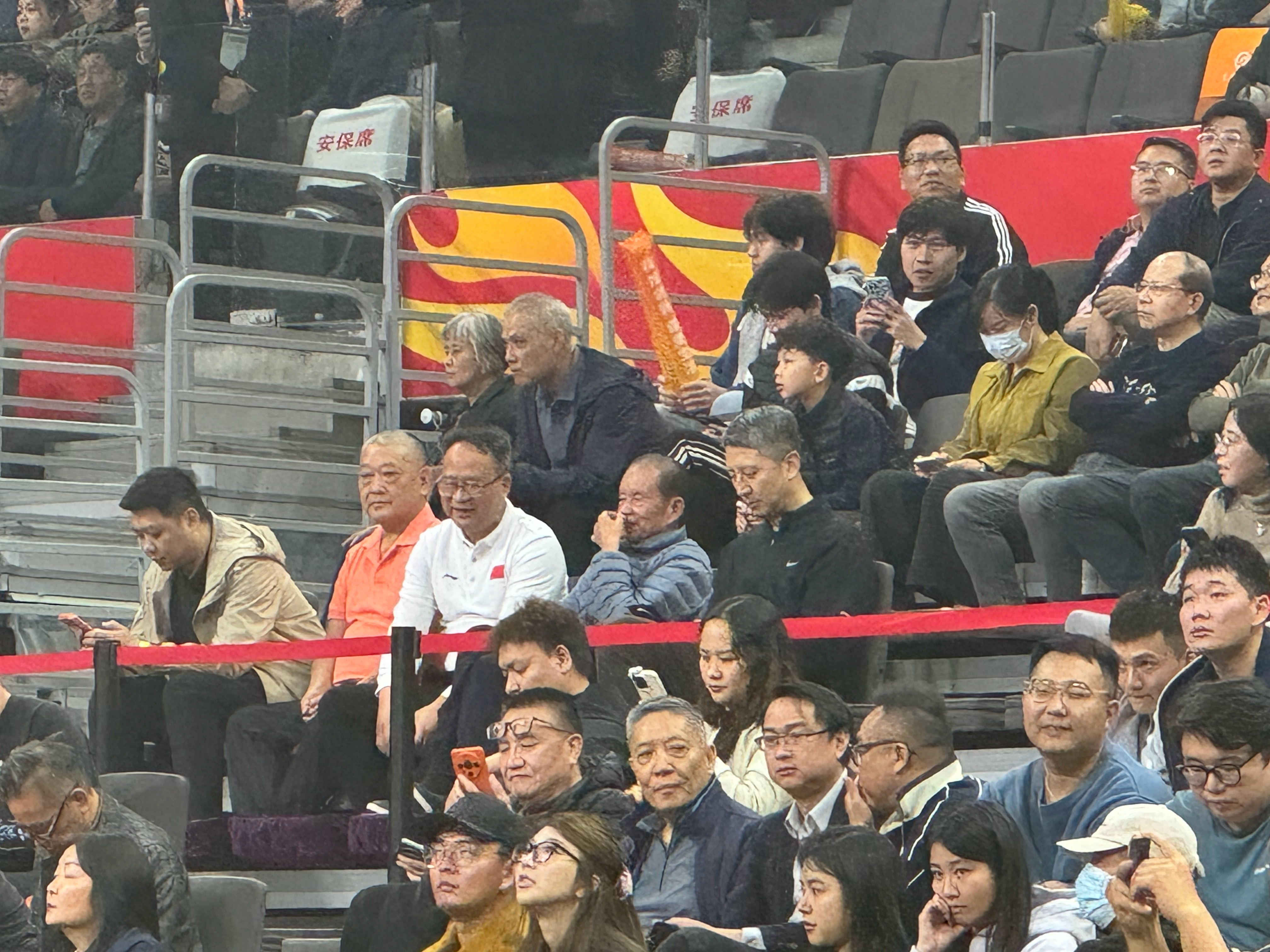 中国男篮主帅郭士强现场观战上海男篮vs广东男篮 东莞·东莞银行篮球中心