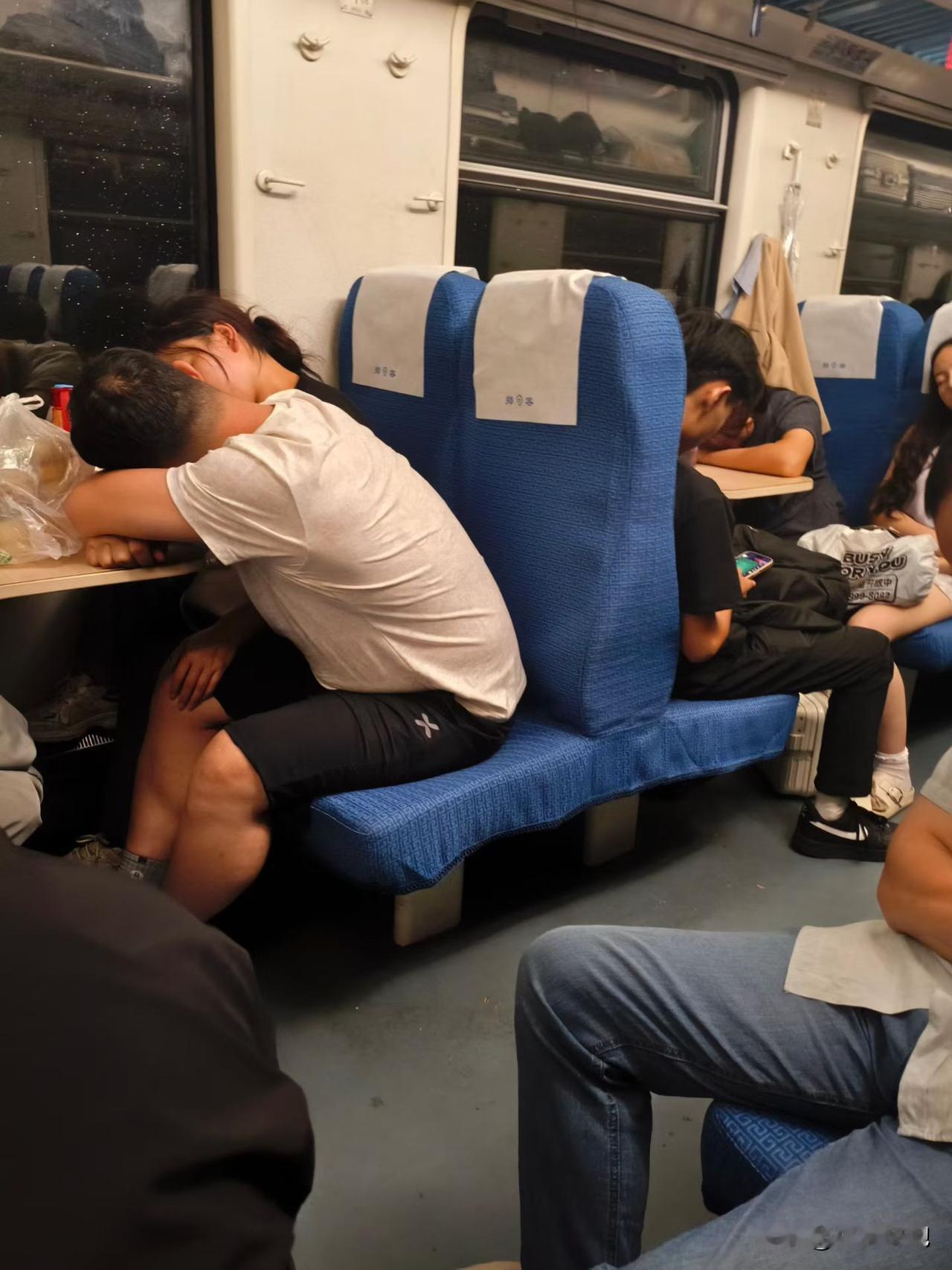 疫情期间失业两年 收入锐减  终于明白了父辈省吃俭用也要存钱的意义。。以前年轻基