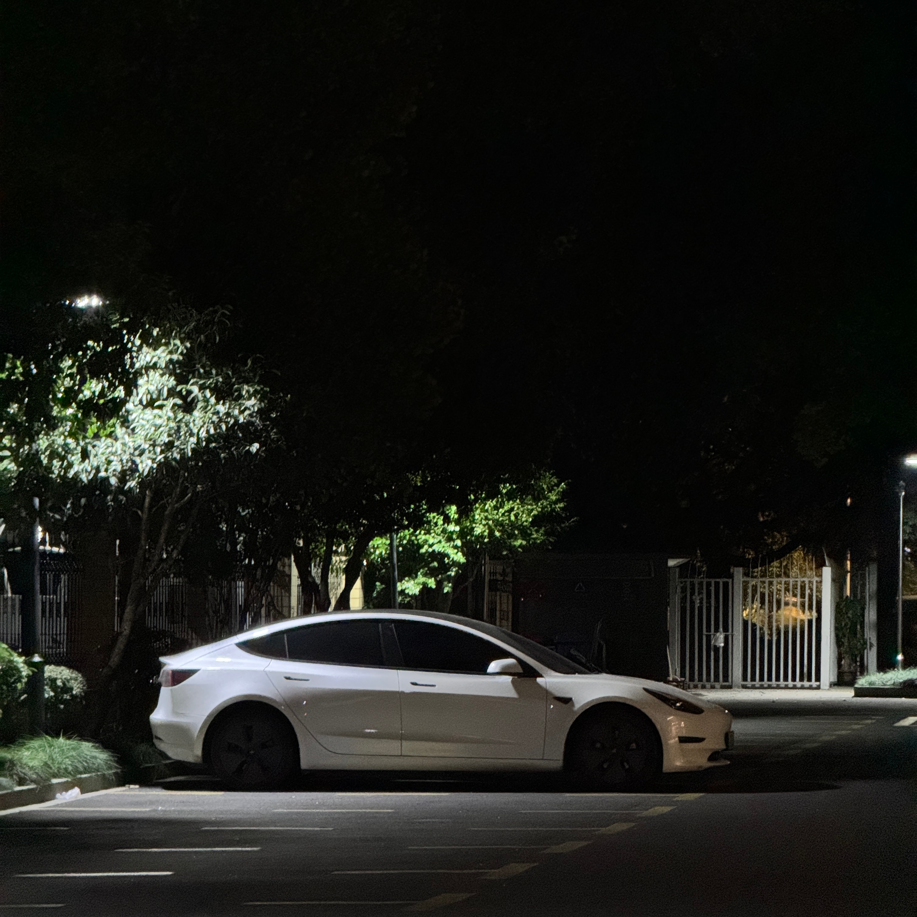 怎么定义父辈审美呢？我买 的时候，我爸也是一脸好奇和喜欢，至于物理按键等容不容易