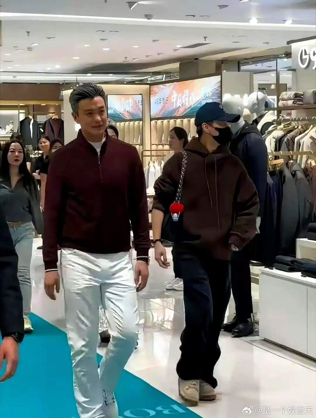 周一围这状态，真是中年男人的一股清流！最近他现身商场，头发白了不少，却套了件黑红