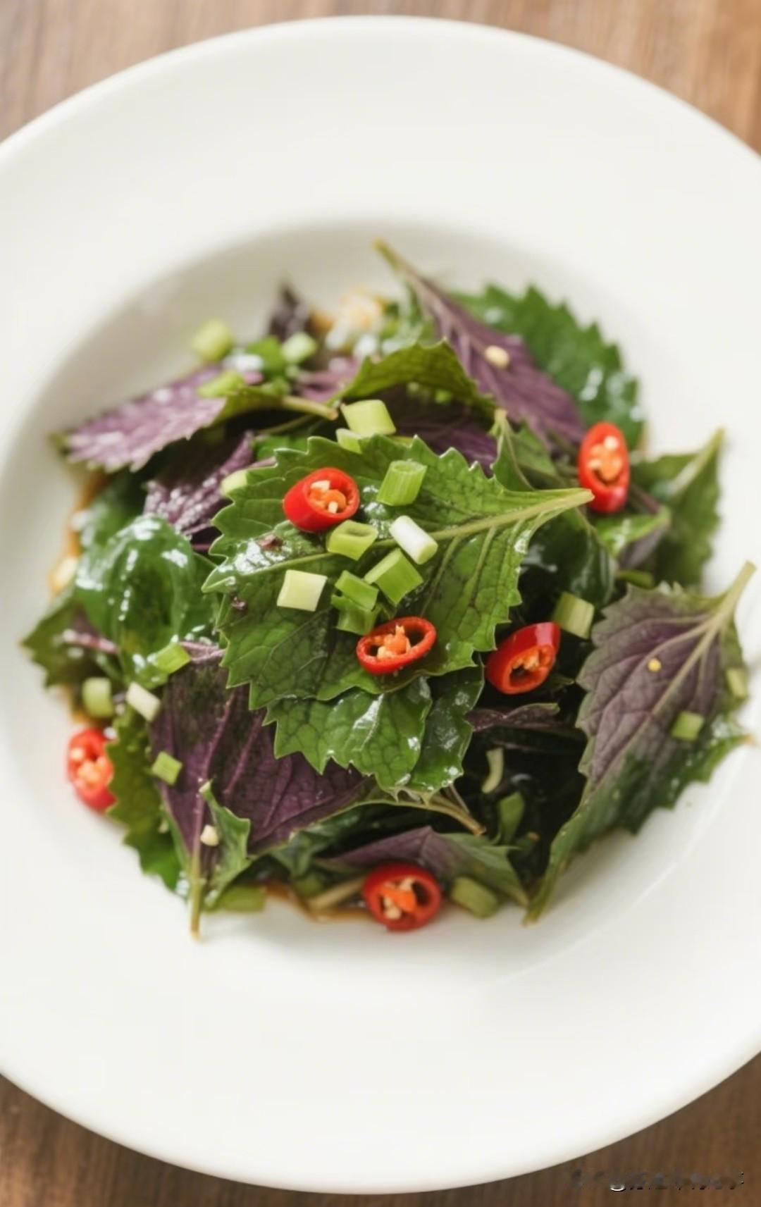 吃一口鲜嫩脆爽的紫苏，味道像薄荷与柠檬的结合体，入口先是清爽，后味带一点辛香回甘