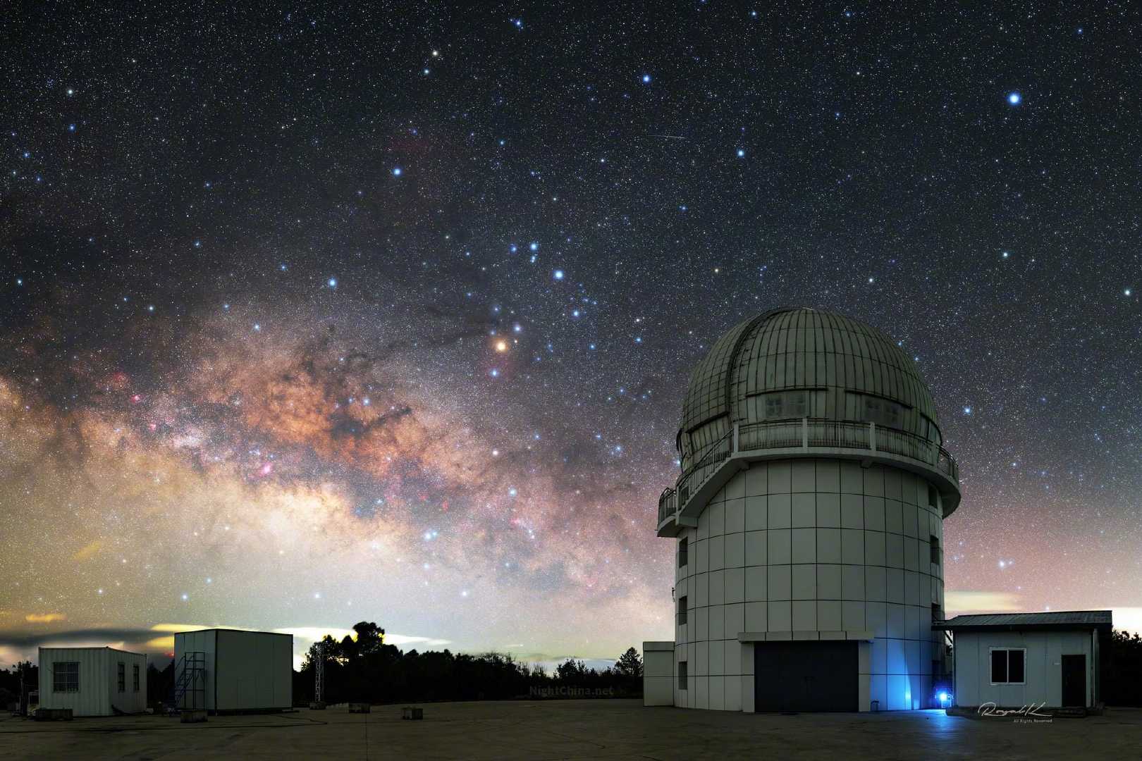 在云南丽江海拔3200米的高原上，有一双特殊的“眼睛”已经守望了十八年。它曾是我