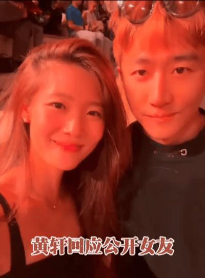 黄轩公开女友，引发热议。他坦然回应，确认了恋情。据了解，两人已交往多年，感情稳定