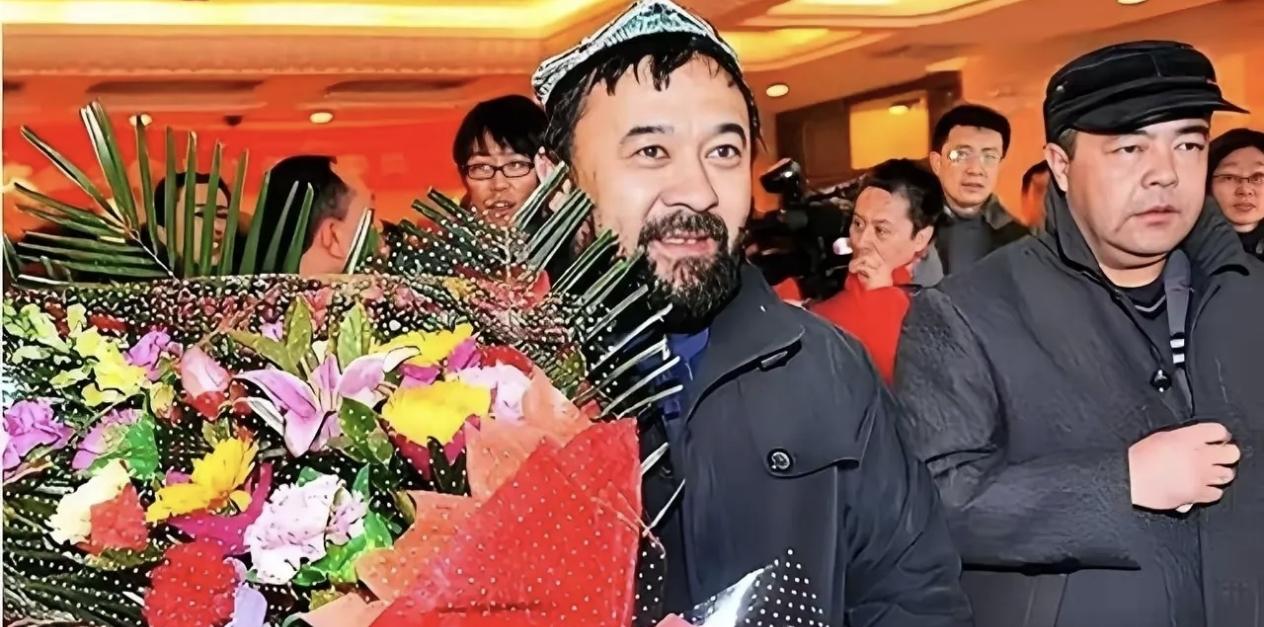 新疆一男子退伍后，在贵州卖羊肉串8年，每串利润不到3毛钱，不料，男子竟将辛苦攒下