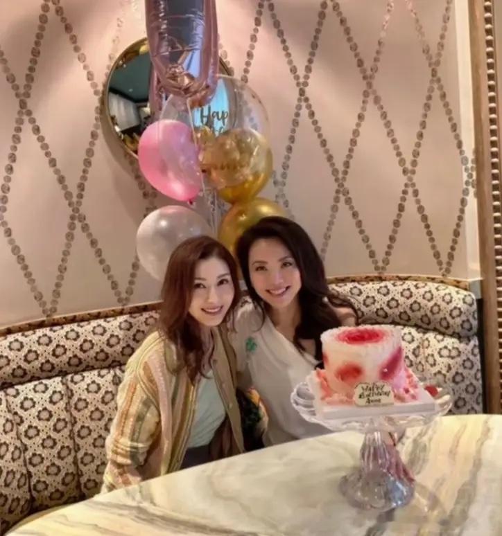 56岁李嘉欣为闺蜜庆祝生日，她的状态超好，脸非常小，脸部骨相抗老，皮肤白皙透亮又