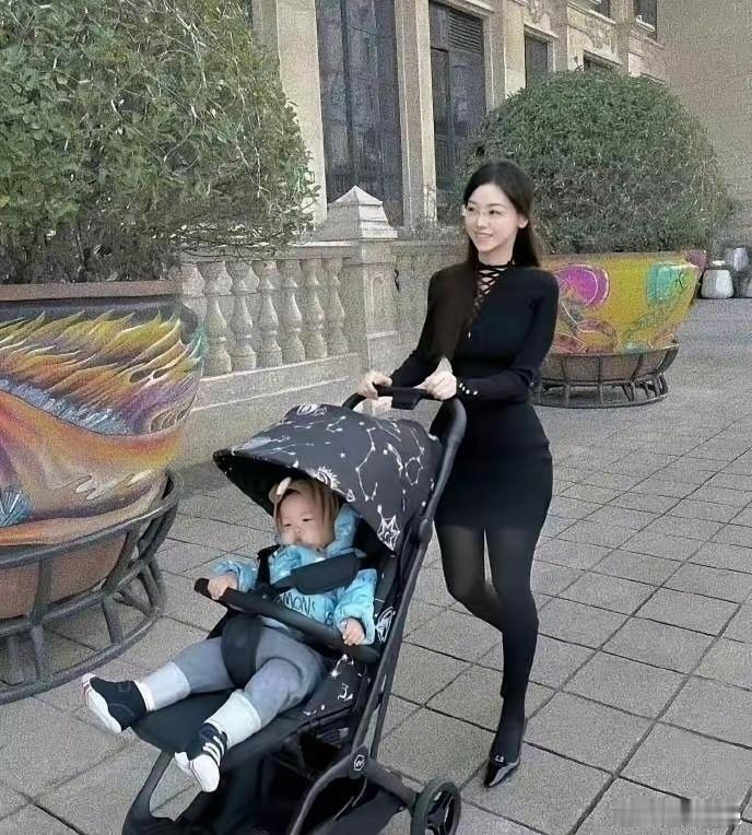 我表妹生完孩子身材还那么好，真是让人羡慕。 