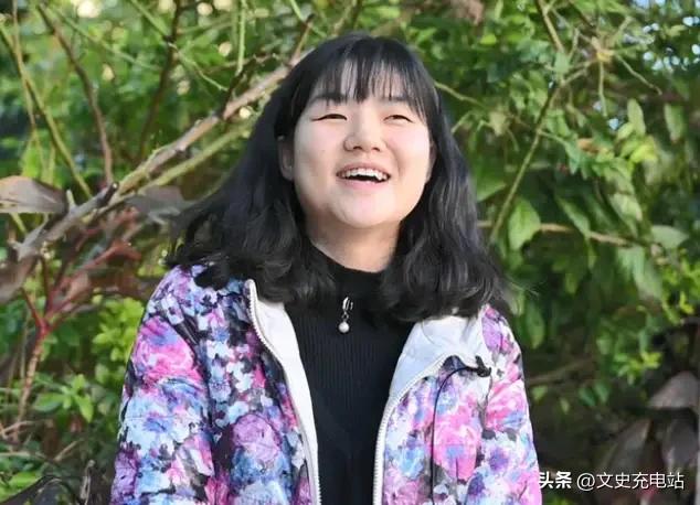 2015年，张桂梅遇到一个麻烦事：眼看马上开学了，可女高却还缺个数学老师，就在她