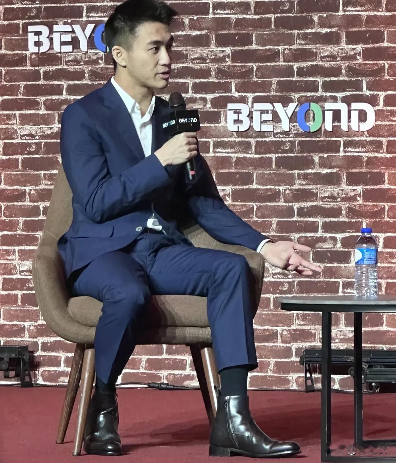 何猷君穿的这个高帮皮鞋也太丑了吧，所以他这么有钱，为什么会在意身高腿长这些东西。