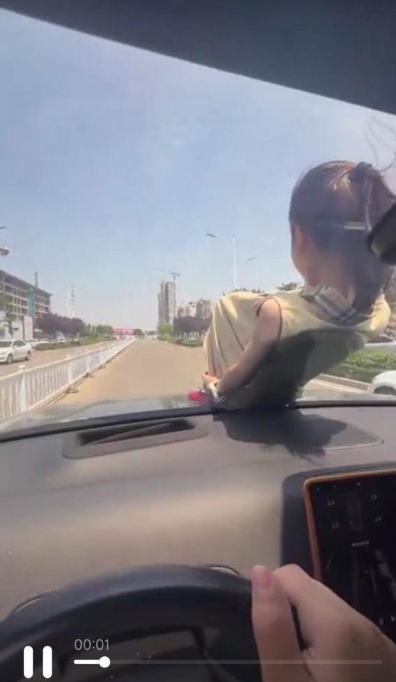 挡风玻璃不是“观景台”，别拿孩子生命录“爆款”据河南法治报报道，近日，一位家长一