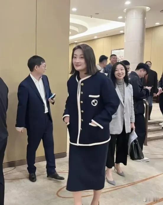 现在杜老三水军抨击宗馥莉签了协议不履行不道德，说她当面一套背后一套，我真的是笑死