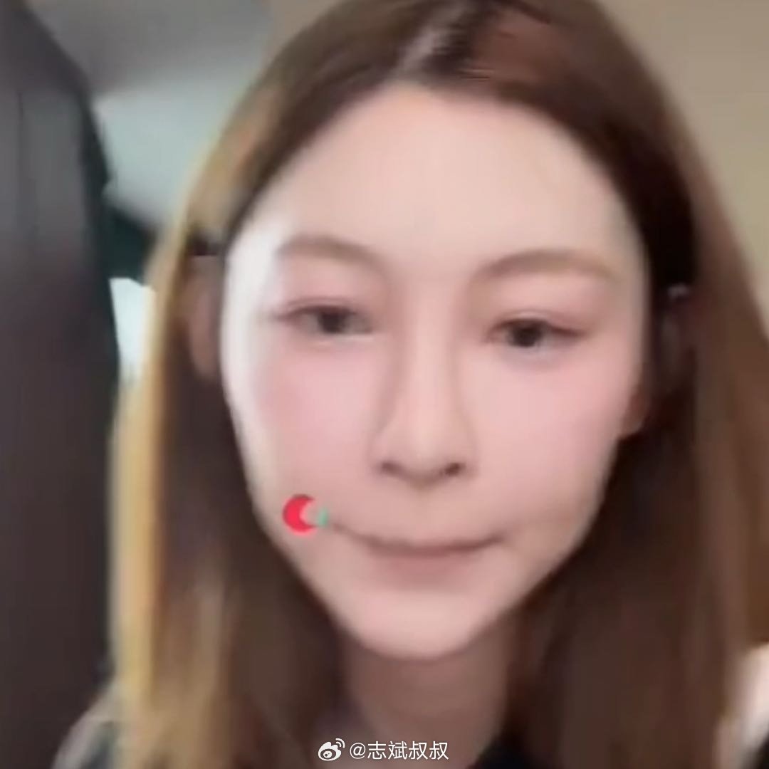 痞幼直播时抽烟抽根烟，多大点事儿啊？我发现现实中很多人，真的很喜欢道德审判，抽烟