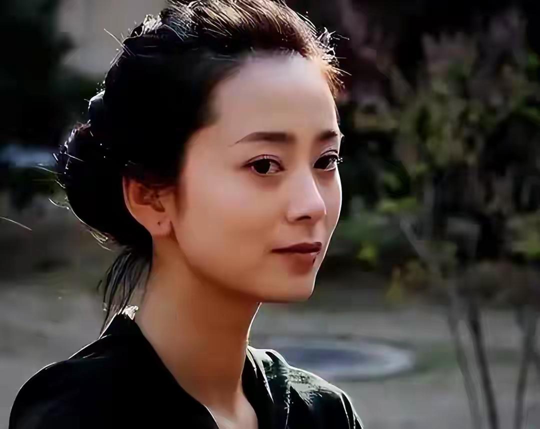 谢润是北影93级毕业生，和徐静蕾是同学，因《情深深雨濛濛》里少女傅文佩被观众记住