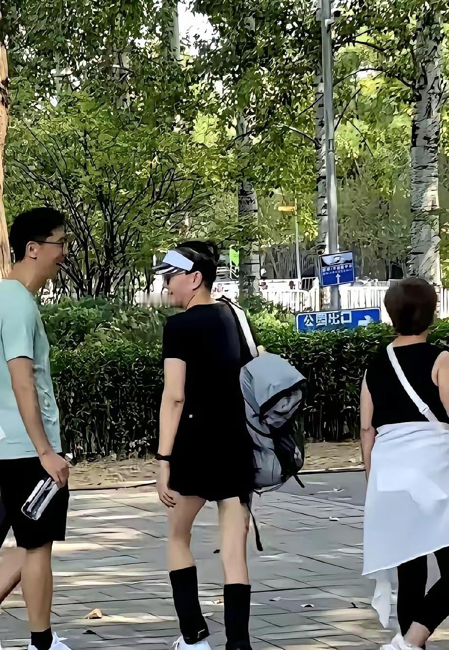 丹丹特立独行惯了，不过丹丹真没必要留这种小辫子的发型。丹丹哪怕是理个西瓜头也比扎