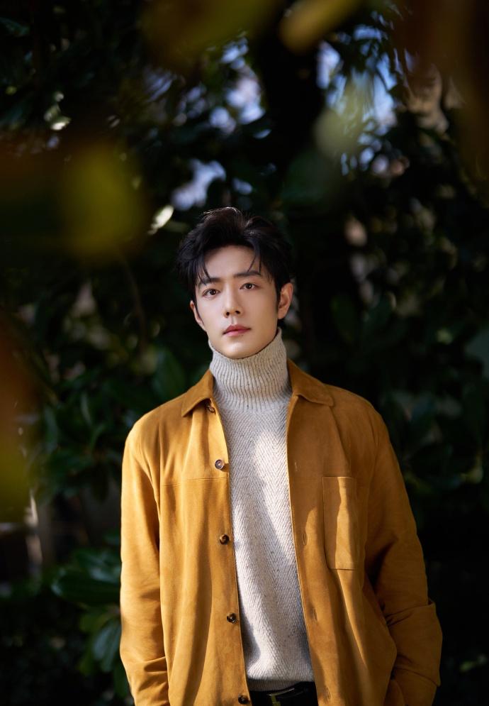 肖战米兰看秀的高领毛衣造型很有辨识度，毛衣领子高到让人眼前一亮，网友调侃换个人穿