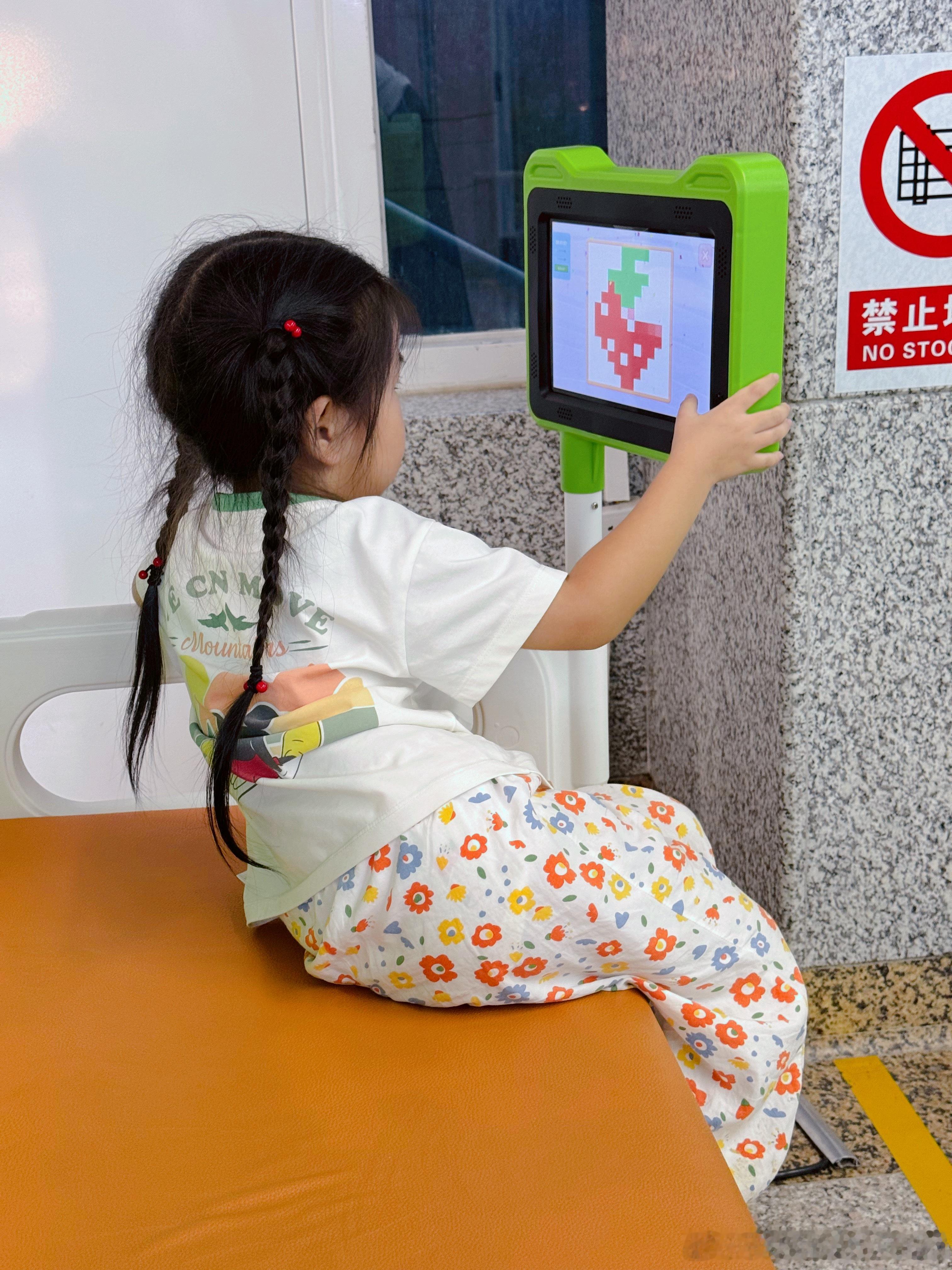 小孩儿姐这两天夜里老叩叩叩咳嗽马上明天要开学了 还是不太放心抓紧去医院看看 抽个
