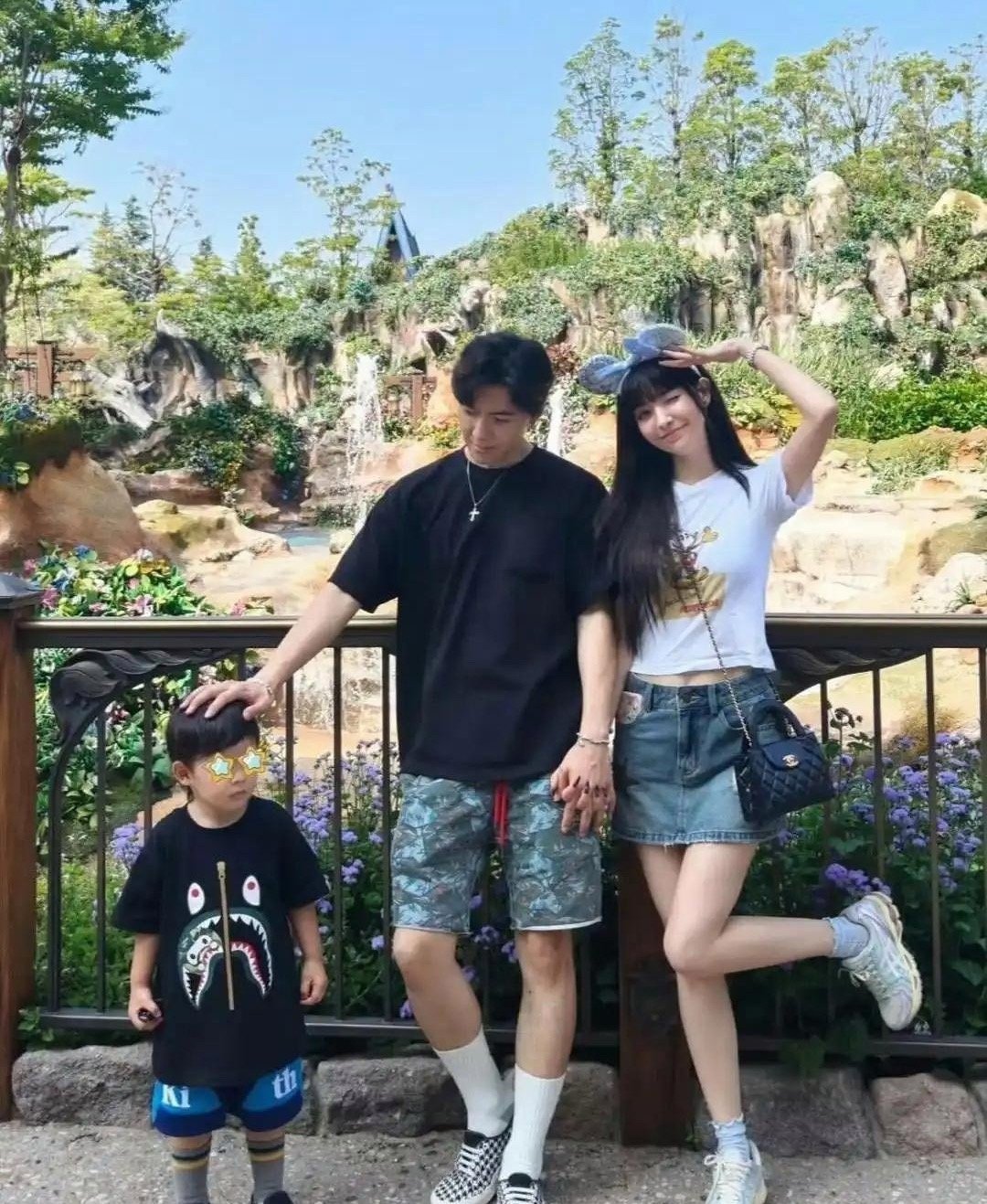 41岁的﻿唐‍‏禹哲带着‌老婆‏﻿儿子‍去迪‏士尼玩‎‍⁠，一家三口颜值都超高，