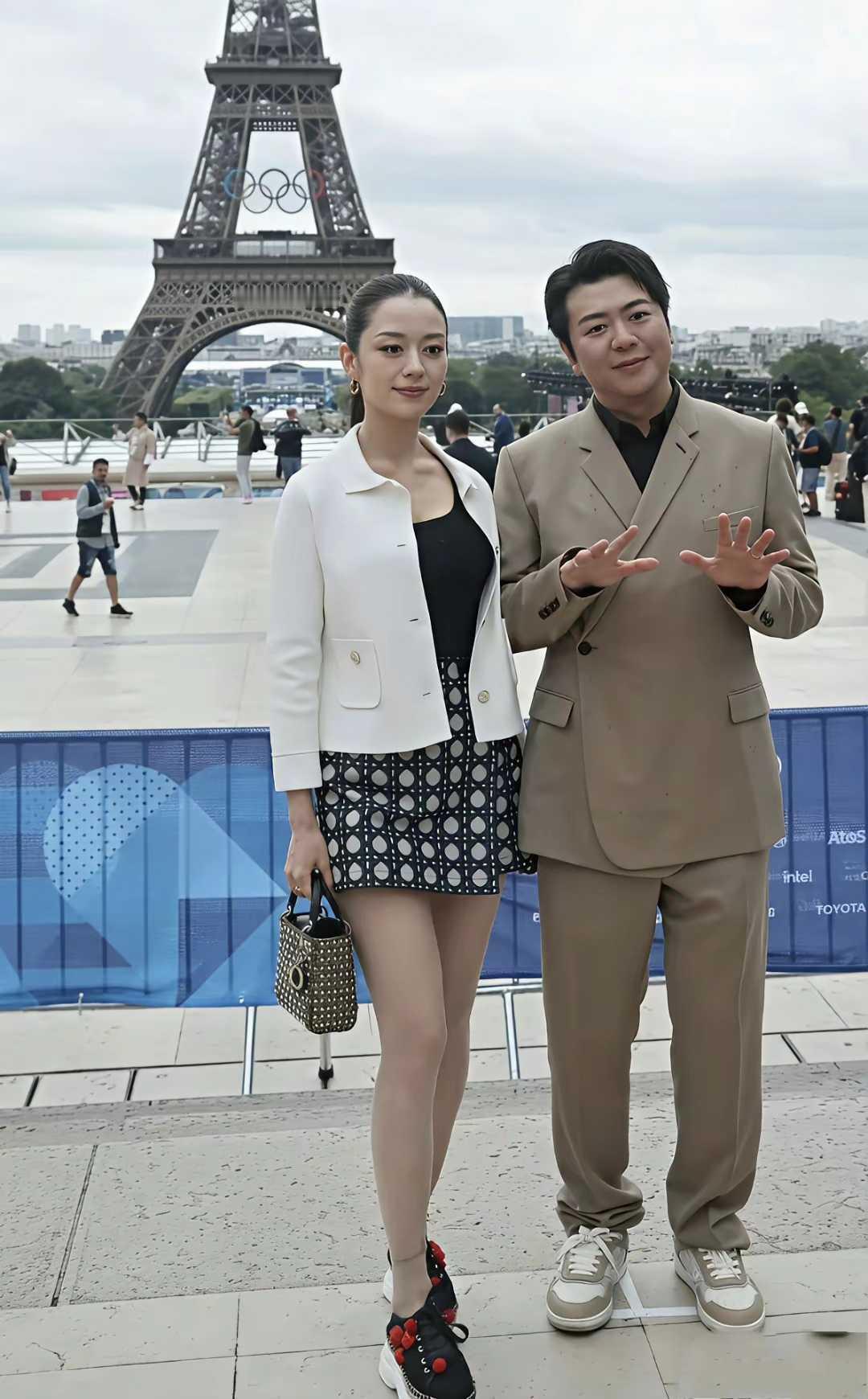 据说，夫妻两人像是城乡结合部的！