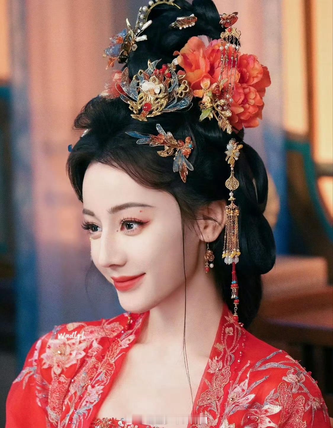 迪丽热巴吴谨言陈都灵眉眼痣 迪丽热巴的痣在眉尾，多了几分英气；吴谨言的痣在眼尾，