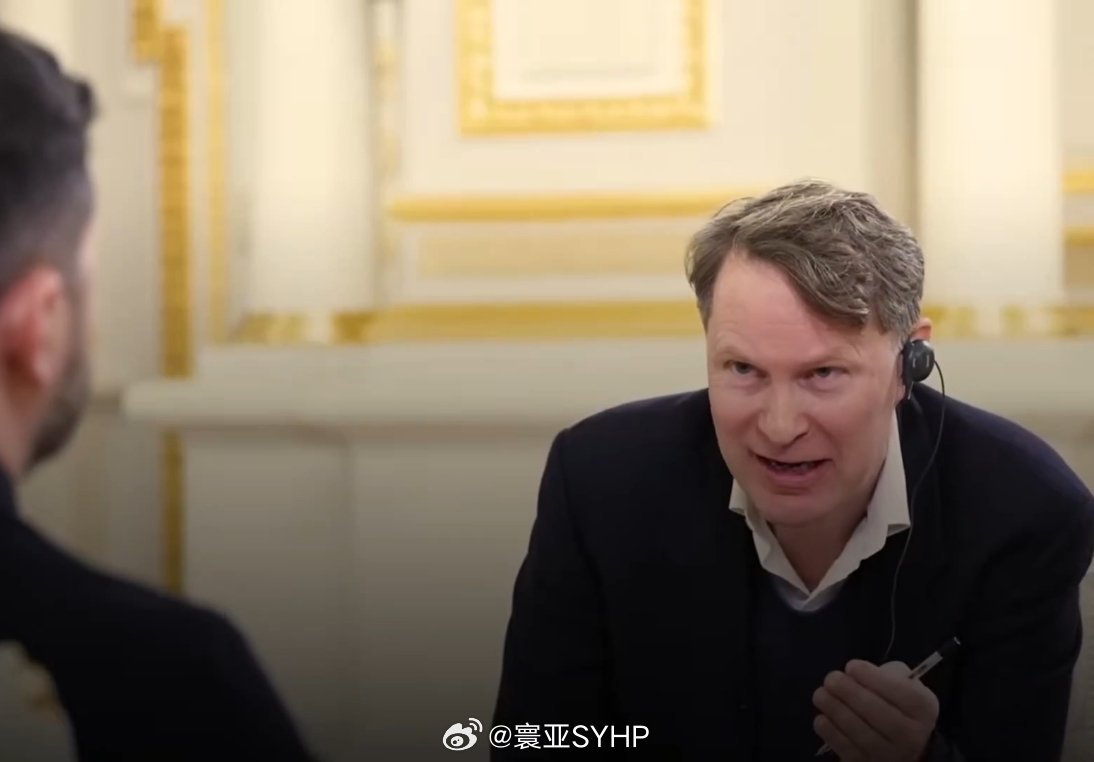 泽连斯基称全世界的人都害怕特朗普泽连斯基在基辅接受英国《卫报》记者卢克·哈丁采访