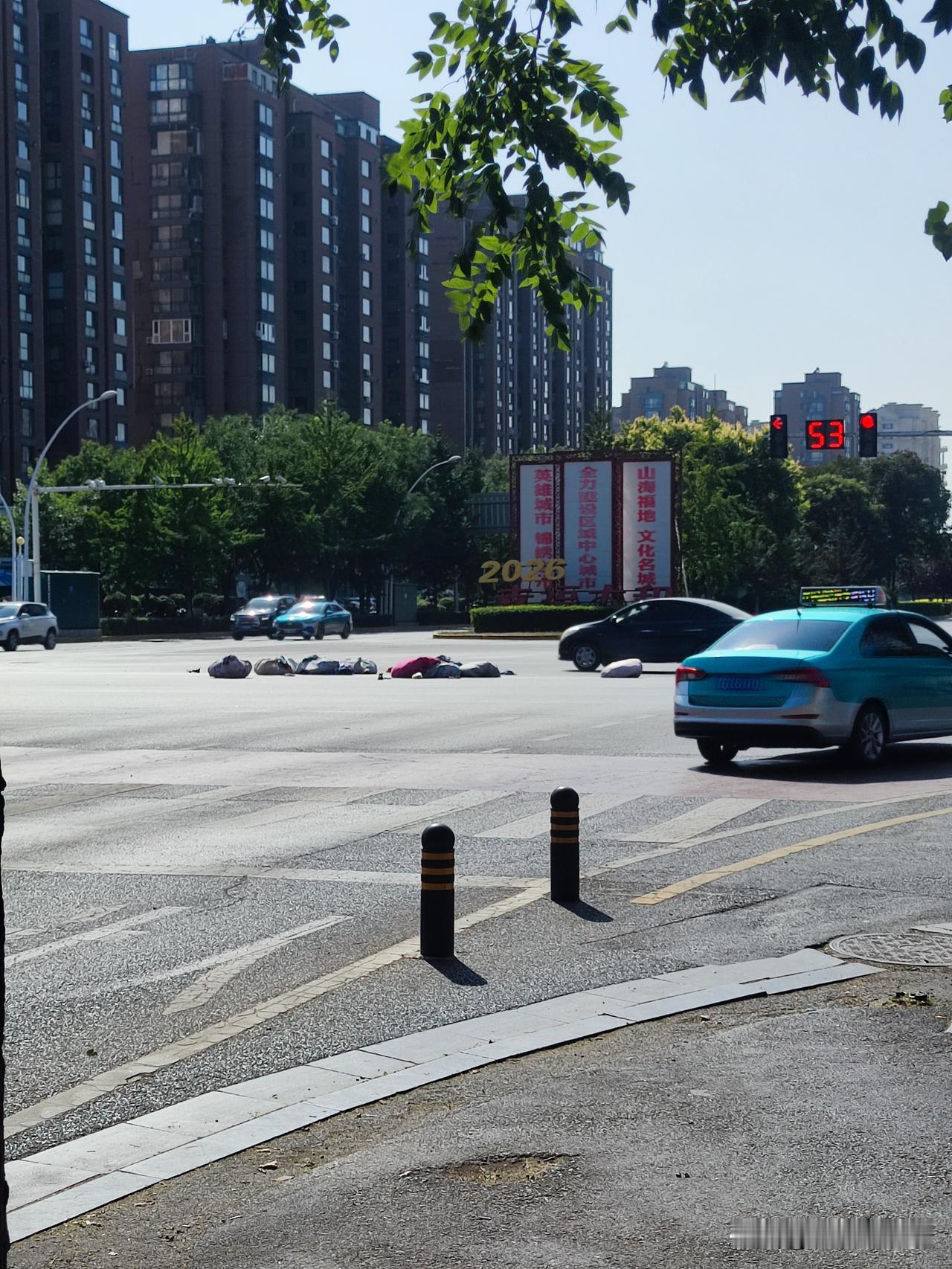 锦州市市府路和凌西大街交叉口这事多大的事故，爆了一地装备！