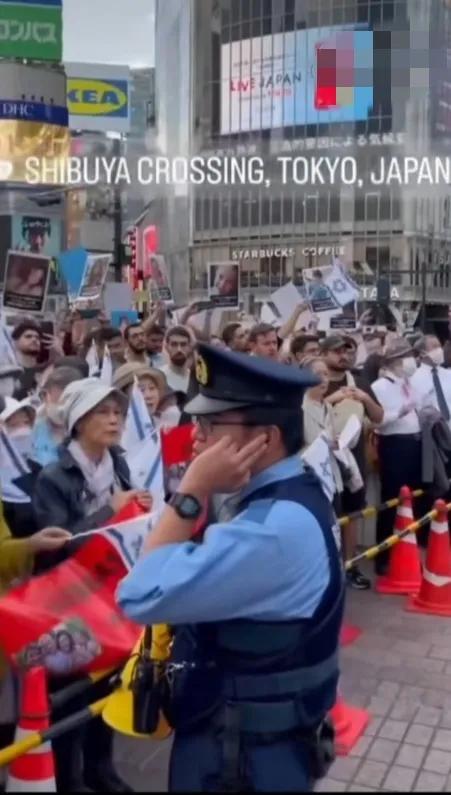这两天一些日本民众聚集在东京涩谷路口，举行了声援以色列的集会！里面老人居多，还夹
