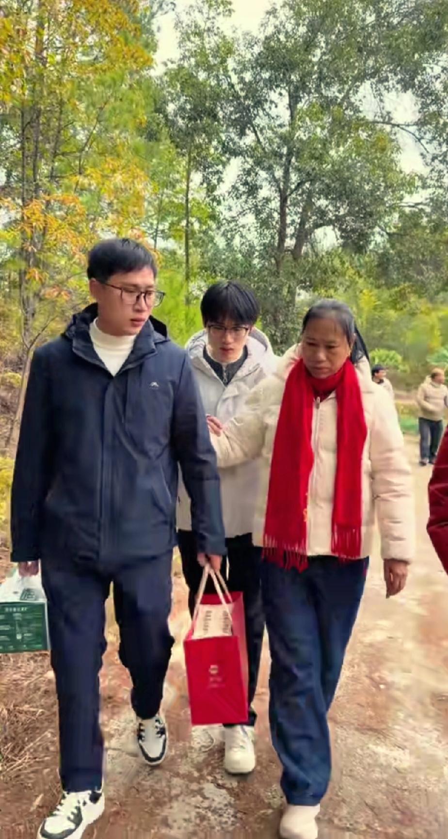 梁志辉今年春节在江西赣州与亲生父母团圆。今年他选择留在亲生父母身边，未能陪伴养父