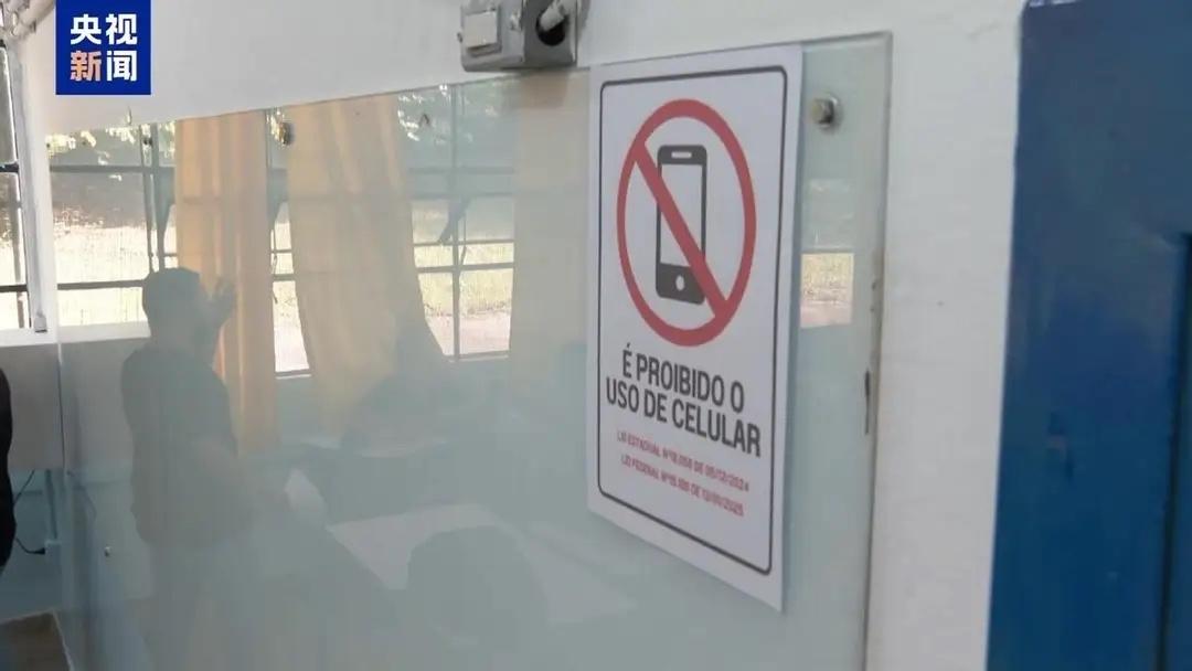 意大利、捷克、英国已经通过立法，禁止十五岁或者十六岁，有的是未成年青少年使用社交